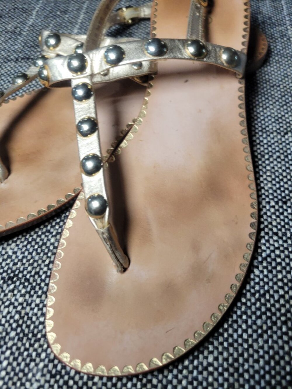Lilly Pulitzer Gold Leather Studded T Strap Sandals Women's Size 6 - Picture 3 of 11